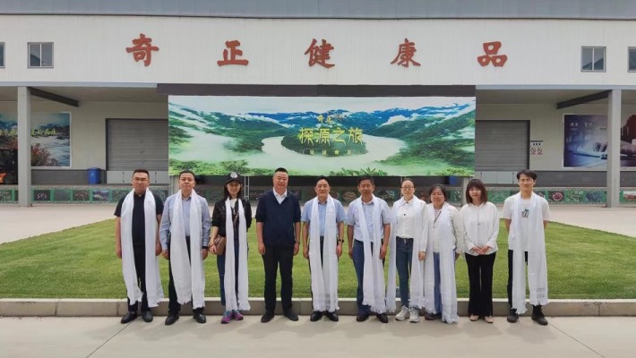 甘肅藥業(yè)集團科技產業(yè)部部長、科技創(chuàng)新研究院有限公司董事長邱國玉一行赴奇正生態(tài)健康品有限公司拜訪考察